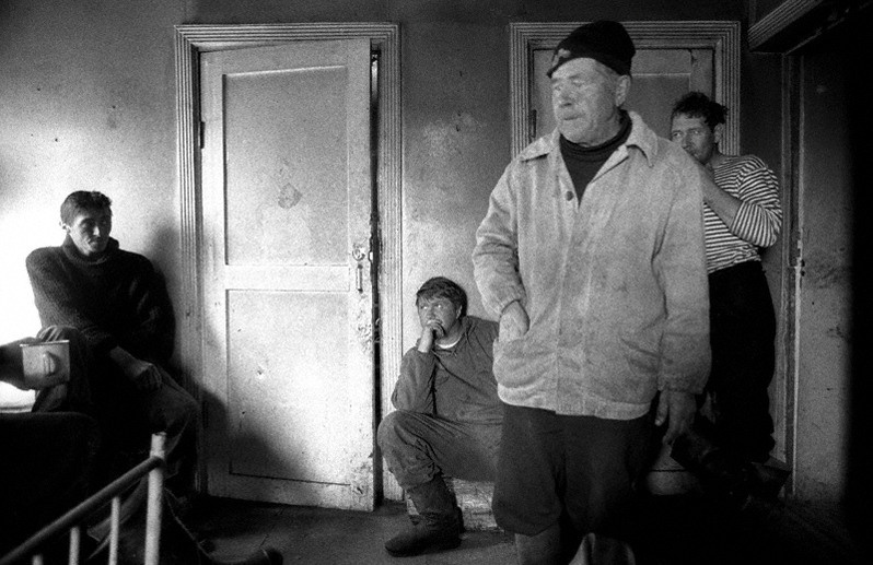 В хибаре рыбацкого посёлка Кулинино, Баргузинский район, Бурятия, Россия. Октябрь 2001