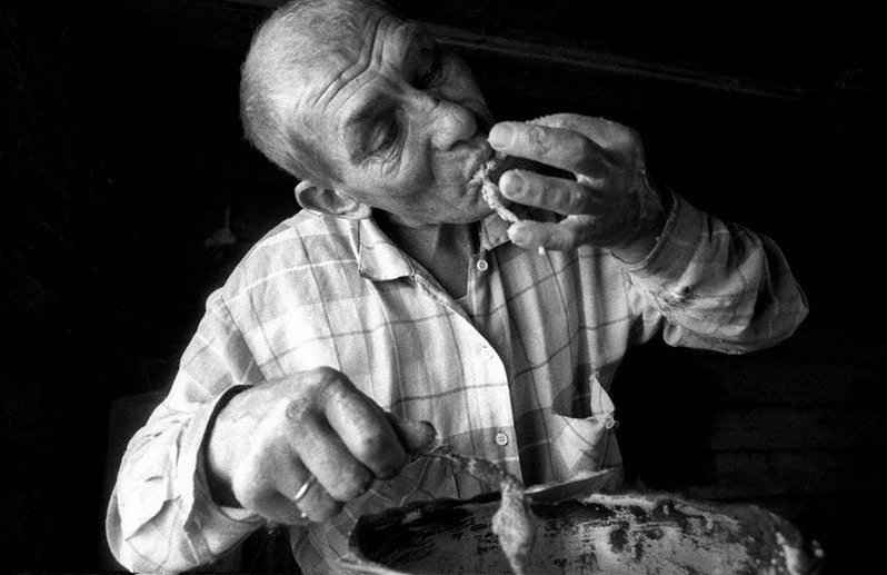 В хибаре кордона Покойники. Он ест икру ковшом!, близ посёлка Курбулик, Баргузинский район, Бурятия, Россия. Октябрь 2001