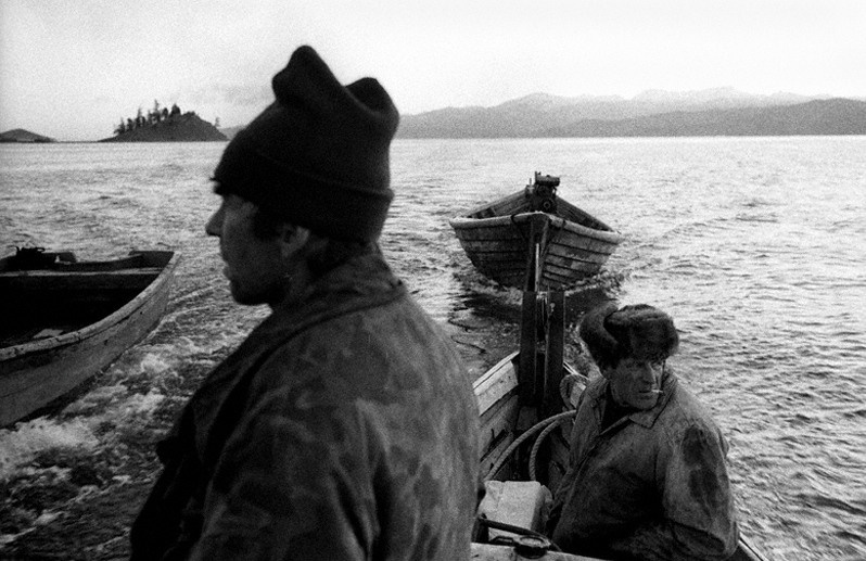 Рыбаки из посёлка Курбулик огибают мыс Тоненький, Баргузинский район, Бурятия, Россия. Октябрь 2001