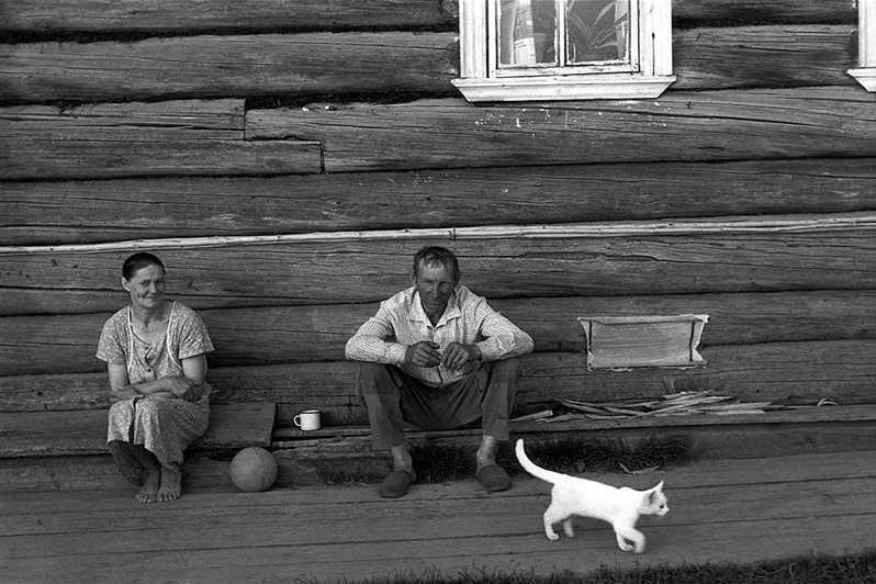 Wife and husband at home, Vershinino village, Plesetskiy district, Arkhangelsk region, Russian SFSR. July 1990