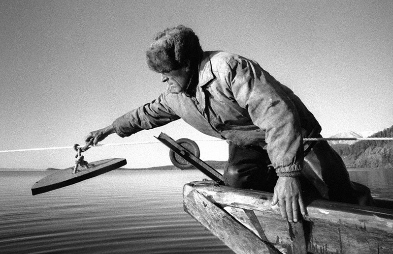 Курбуликский рыбак. Мыс Коврижка, Баргузинский район, Бурятия, Россия. Октябрь 2001