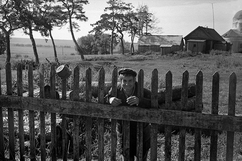 Весёлый мужик у забора, деревня Паново, Зеленодольский район, Татарстан, Россия. 1987