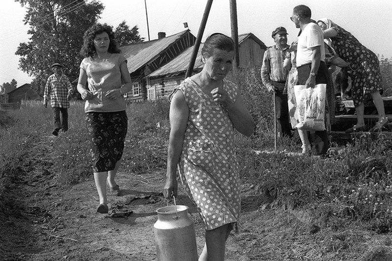 To the lake, Ryzhkovo village, Plesetskiy district, Arkhangelsk region, Russian SFSR. July 1990