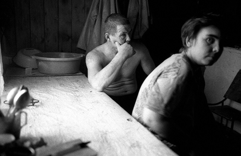 Рыбацкая хибара в Курбулике. Капитан и его подруга, посёлок Курбулик, Баргузинский район, Бурятия, Россия. Октябрь 2001