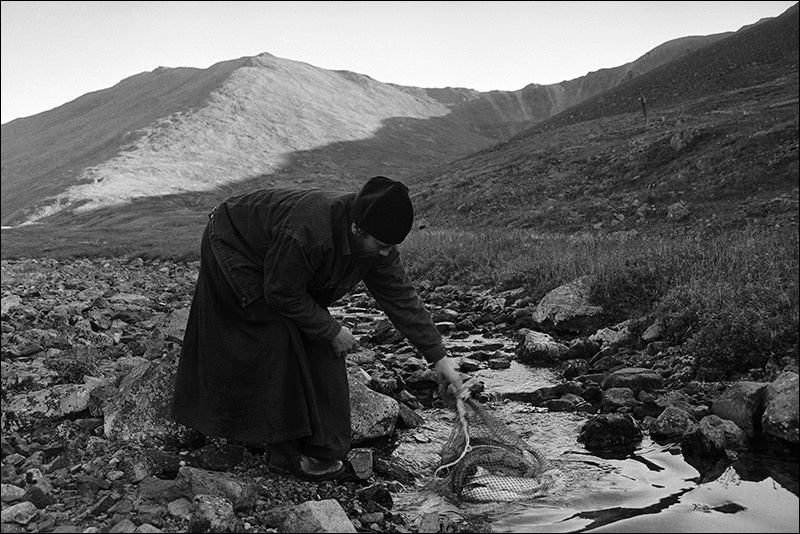 "Night catch", settlement of Provideniya, Chukotka, Russia, September 2007