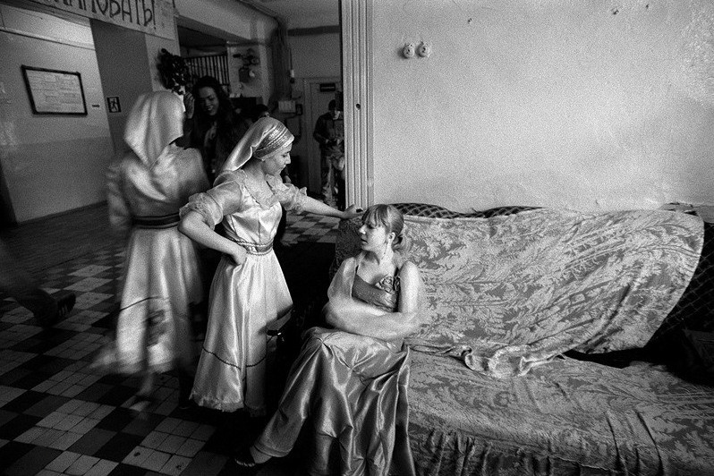 "Before a concert", Herzen's street, Meshchovsk, Kaluga region, Russia, April 2010