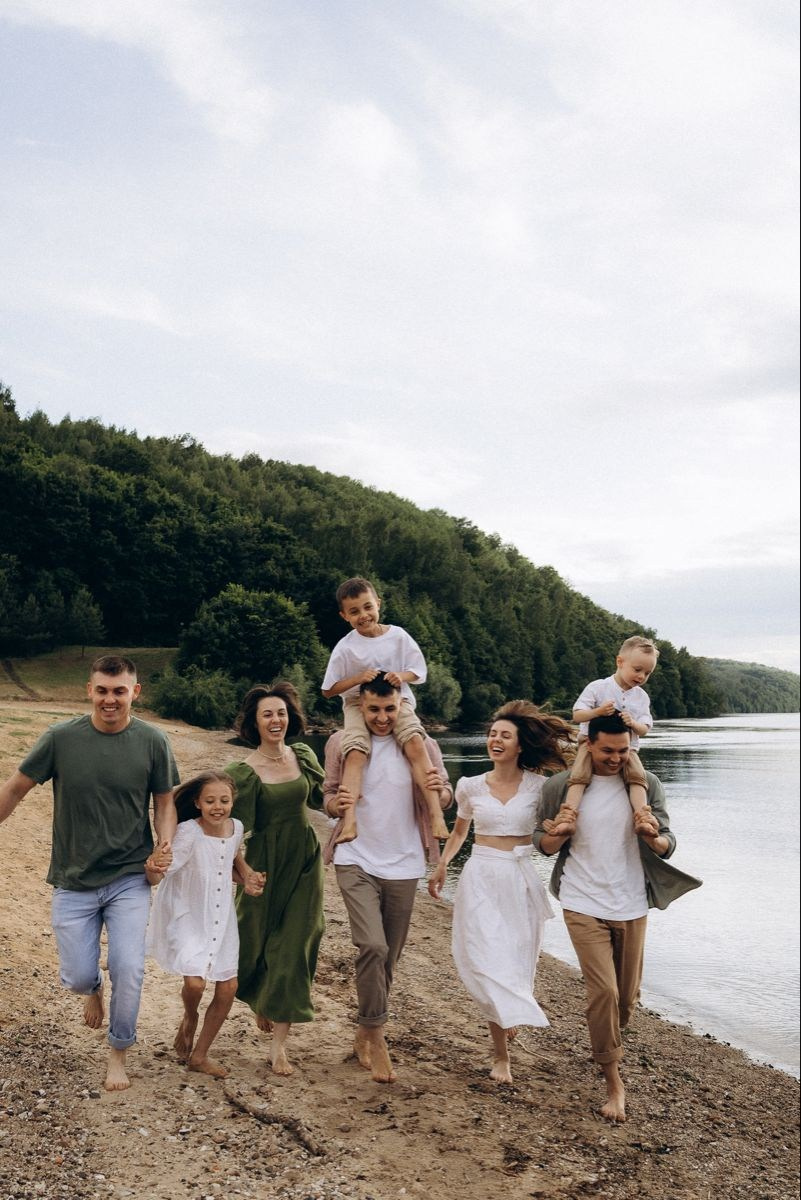 Що одягнути на сімейну фотосесію в парку влітку: готові образи для великої родини. Family photographer in Kiev Natalia Shkavron