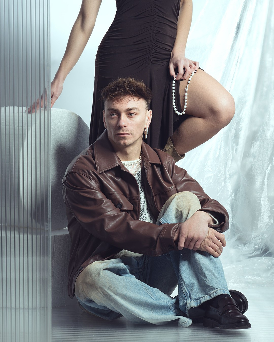 alt="fashion stylistka tworzy look z biżuterią TOUS – sesja zdjęciowa z modelem w stylu casual"