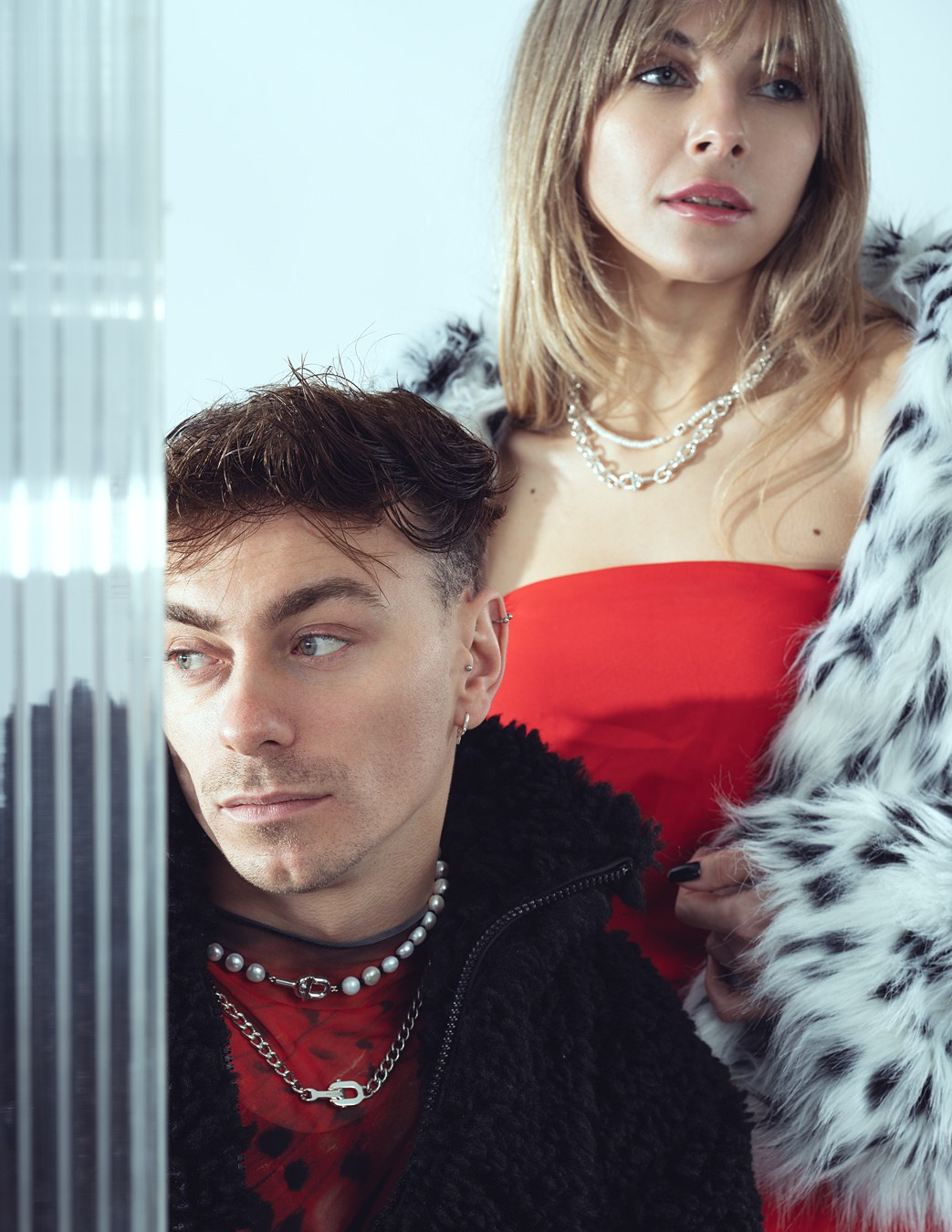 alt="modowa sesja zdjęciowa dla marki TOUS – duet modela i modelki w stylizacji z biżuterią"