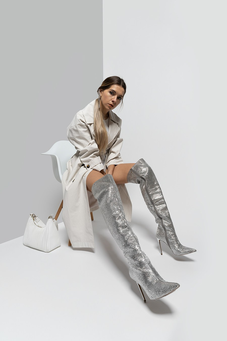 alt="elegancka stylizacja modowa sfotografowana w Warszawie profesjonalna sesja"