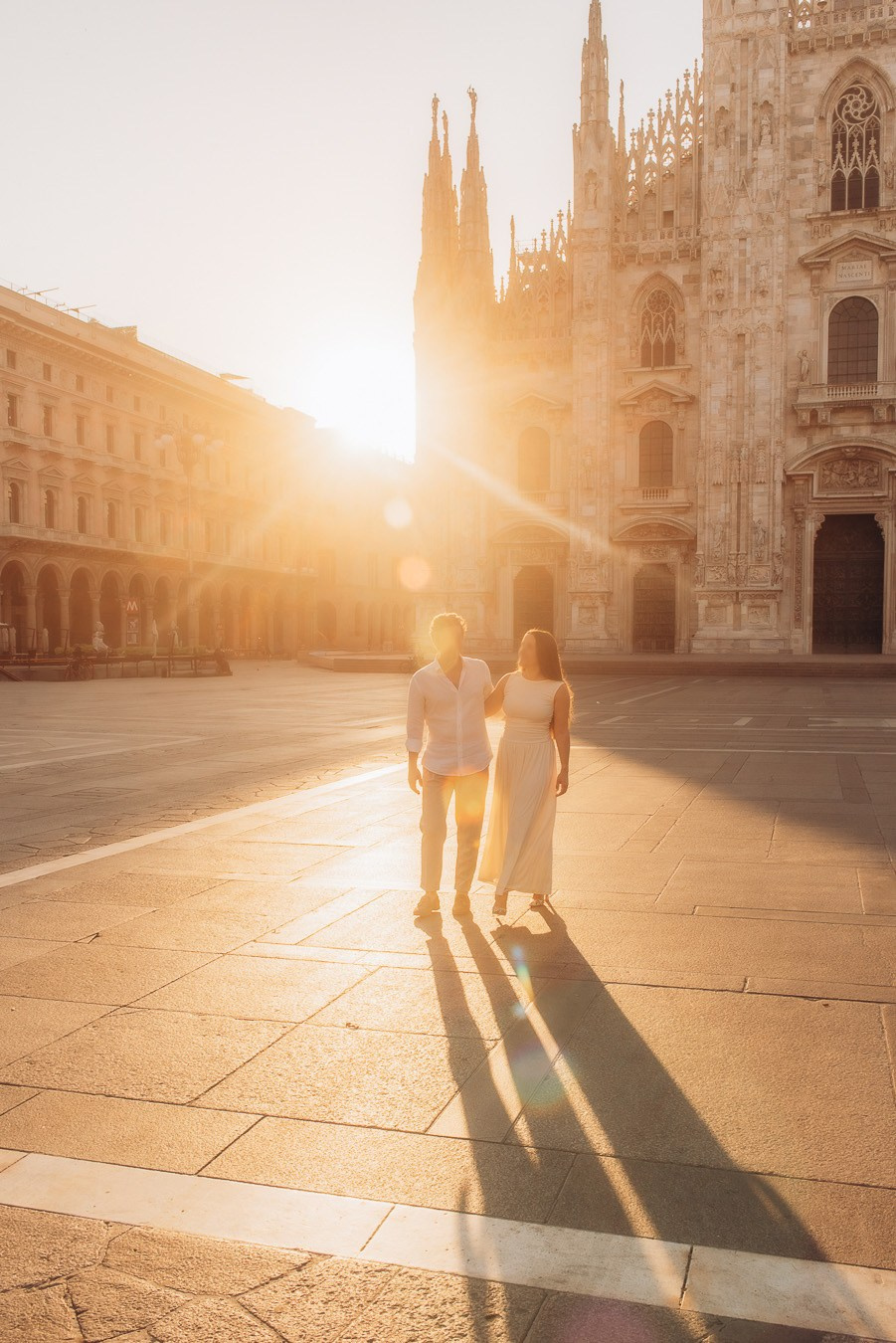 romantic couple photography, natural couple session, ove story inspiration, outdoor couple photography, soft light portraits, lifestyle photographer italy, authentic emotions photography, romantic garden photoshoot, intimate couple portrait