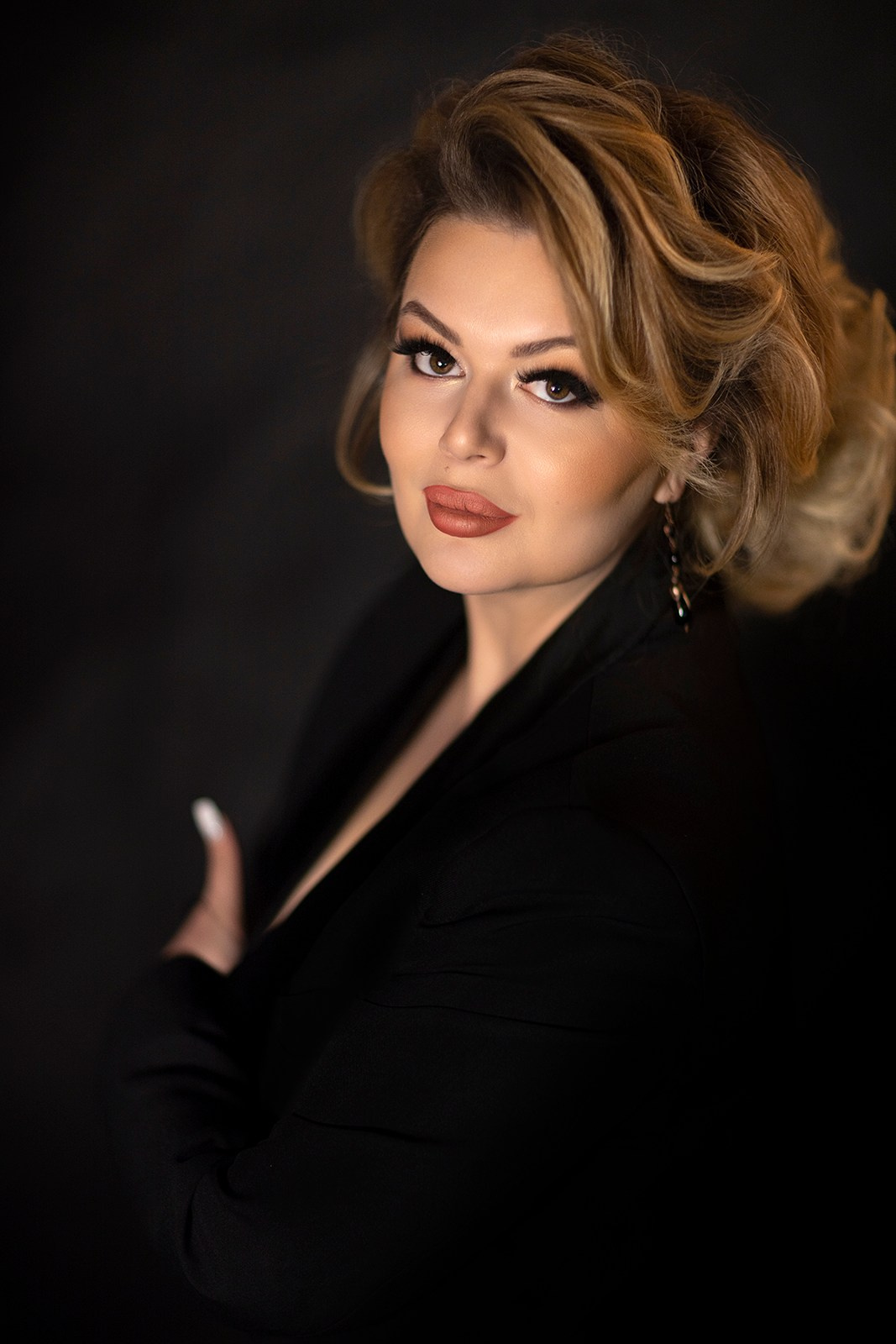 Современный деловой женский портрет в минималистичном стиле