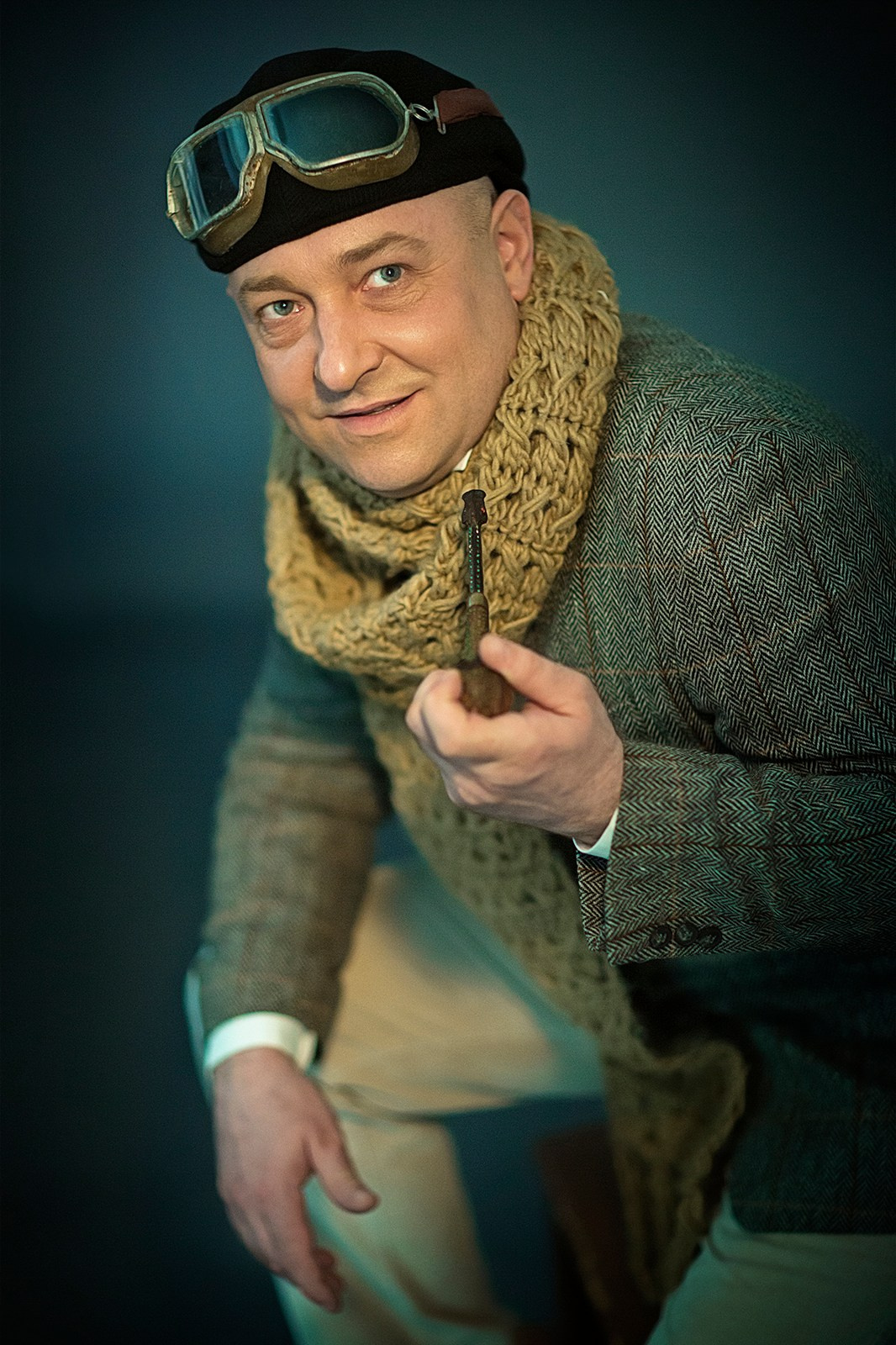 Портрет мужчины в образе летчика с шарфом и очками, стилизованная фотосессия