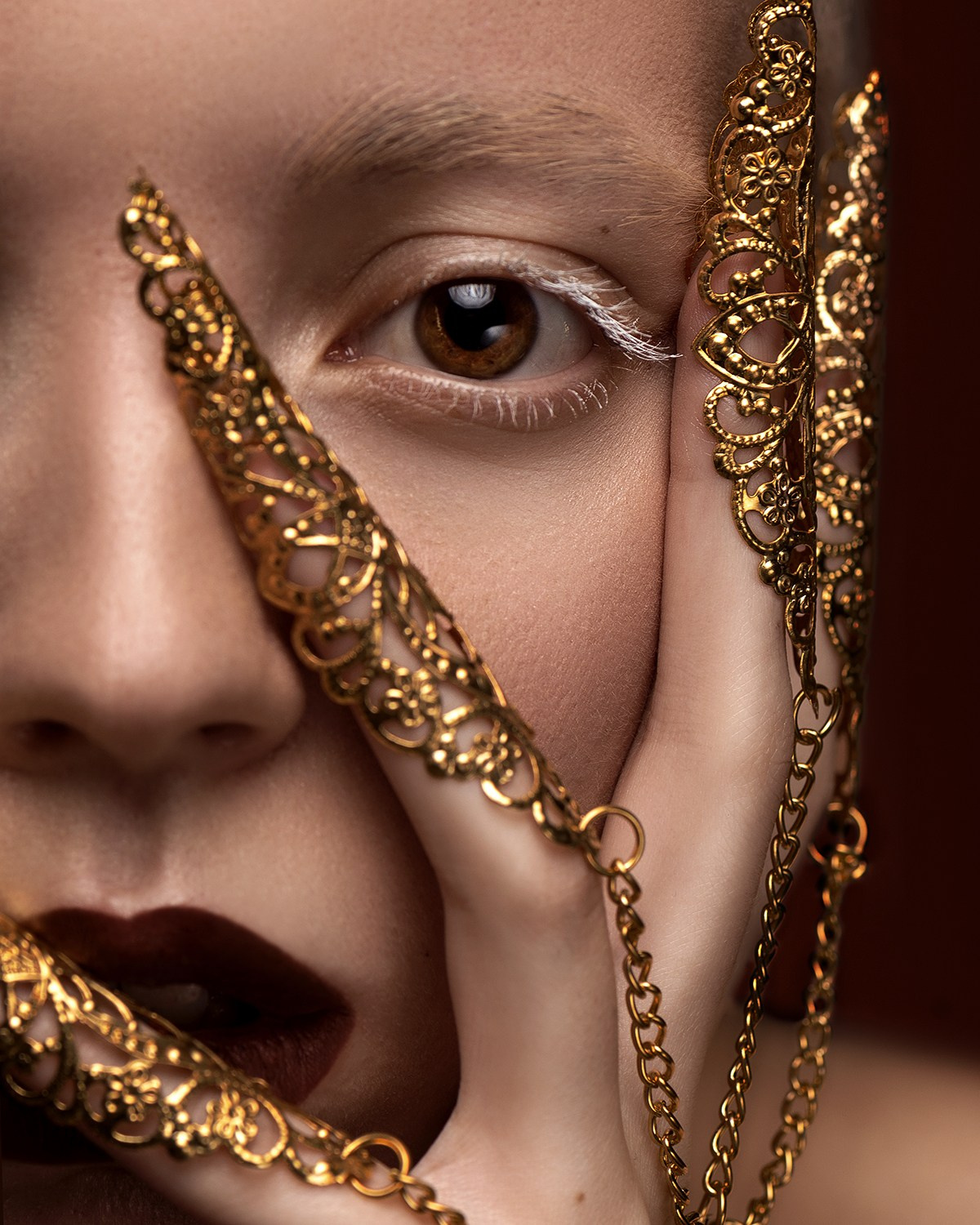 Editorial beauty portrait with sharp makeup details, perfect for professional MUA portfolios.