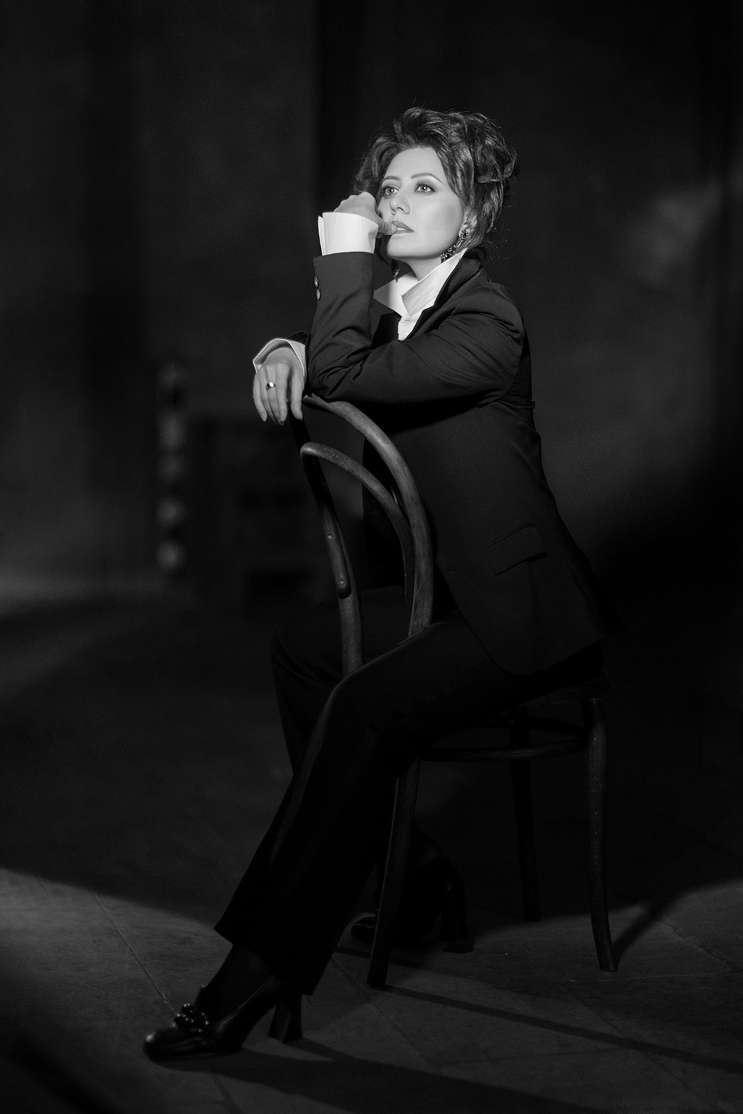 Арт-портрет женщины в мужском костюме, чёрно-белая съёмка