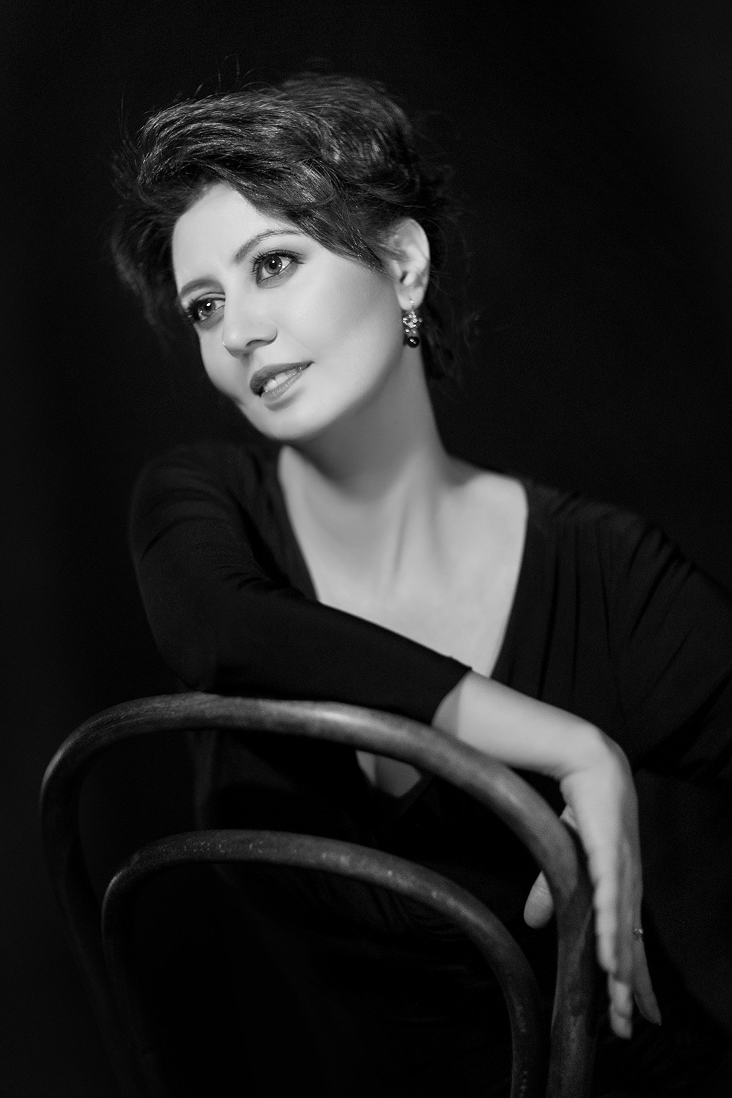 Арт-портрет женщины в классическом ретро-образе, чёрно-белая фотосессия