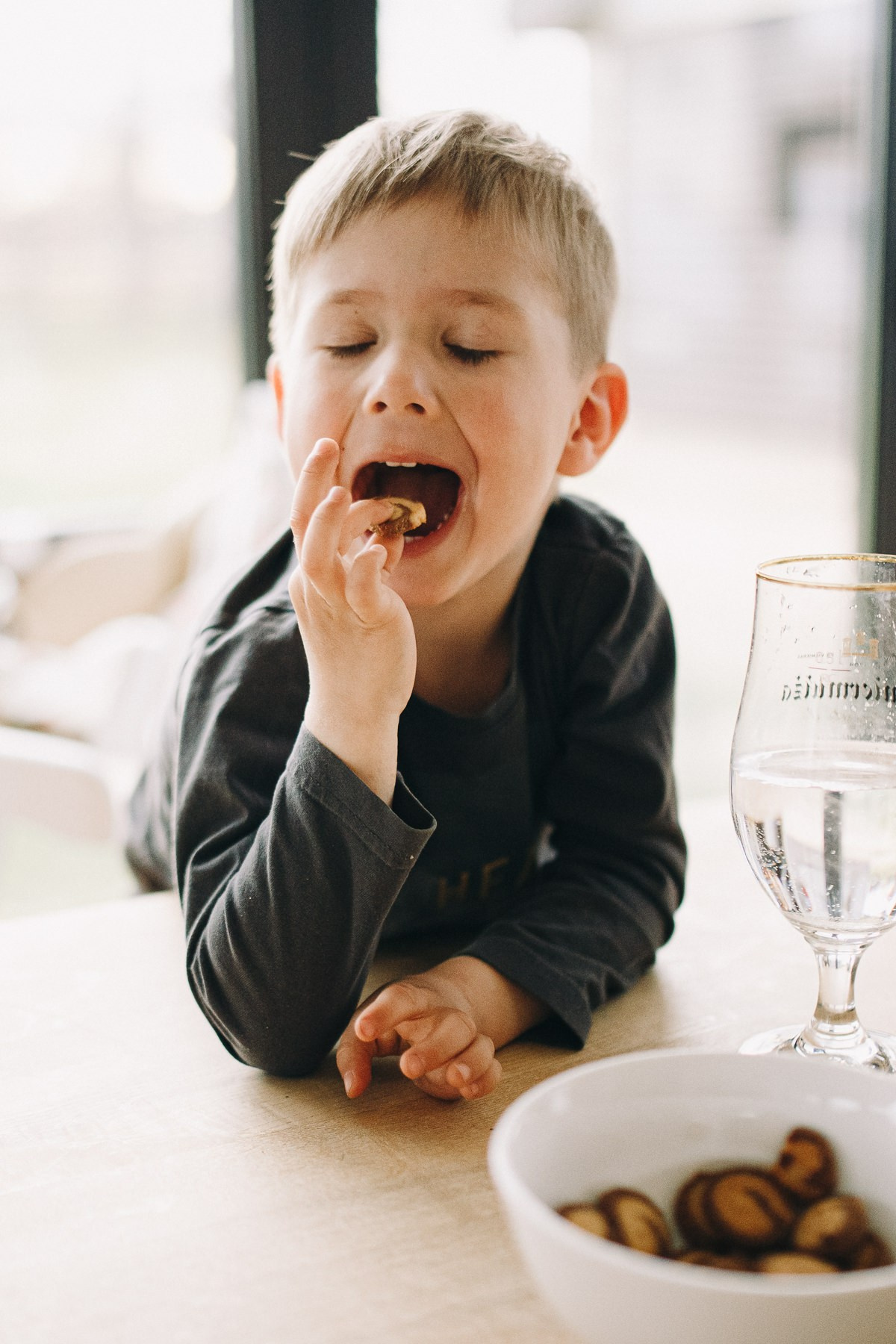 Ģimenes fotosesijas mājās ar īpašu enerģiju