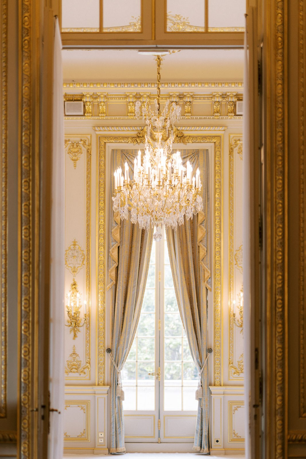 A Luxurious Wedding Photoshoot at Shangri-La Paris. Photographe à Paris