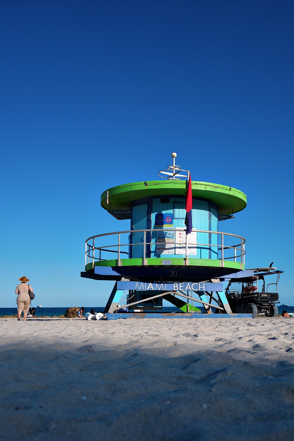 Miami Street Photography — Black & White Vertical Experiment with Light, Contrast & Structure, Breaking NYC Shooting Style. Emin Kuliyev — Award-Winning Wedding Photojournalist NYC & USA | Best Wedding Photographer Known for Candid, Timeless Moments