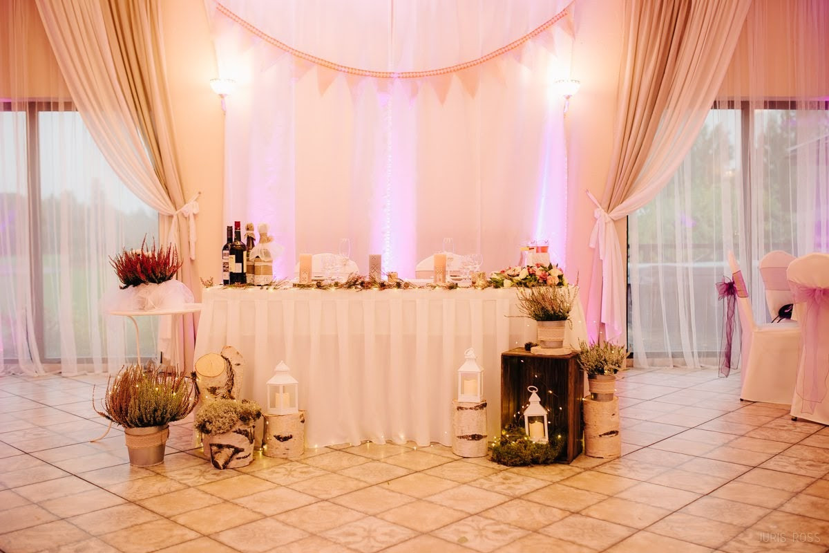 Kāzas rudenī lietainā dienā ar Vecrīgā