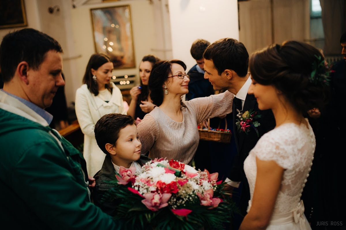 Kāzas rudenī lietainā dienā ar Vecrīgā