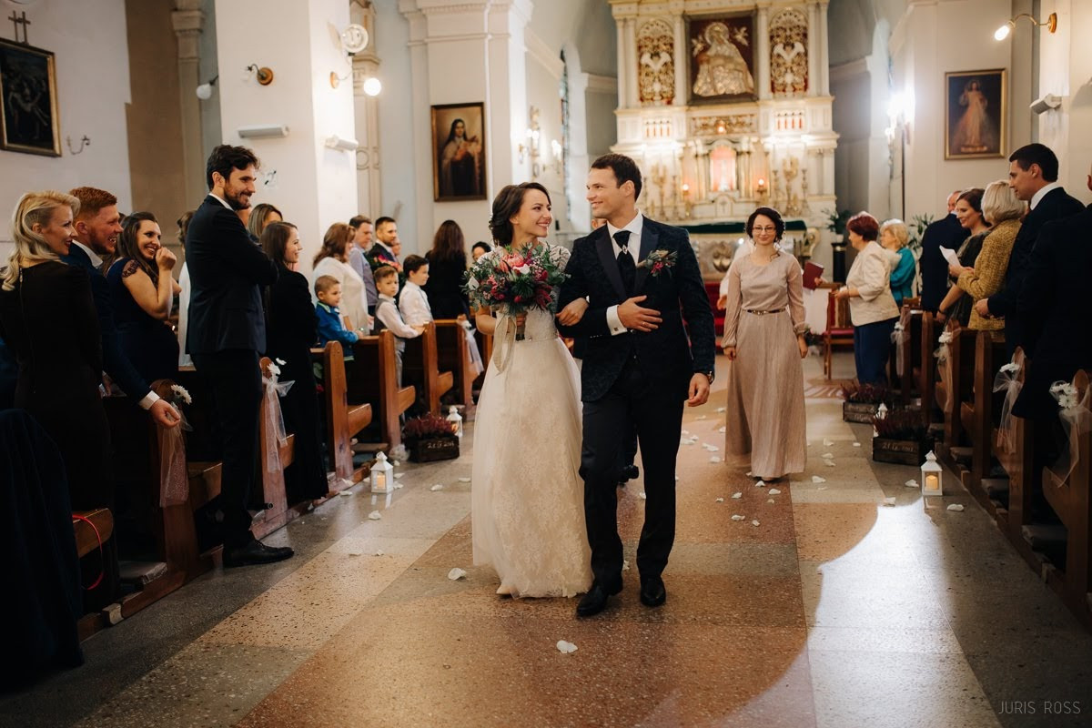 Kāzas rudenī lietainā dienā ar Vecrīgā