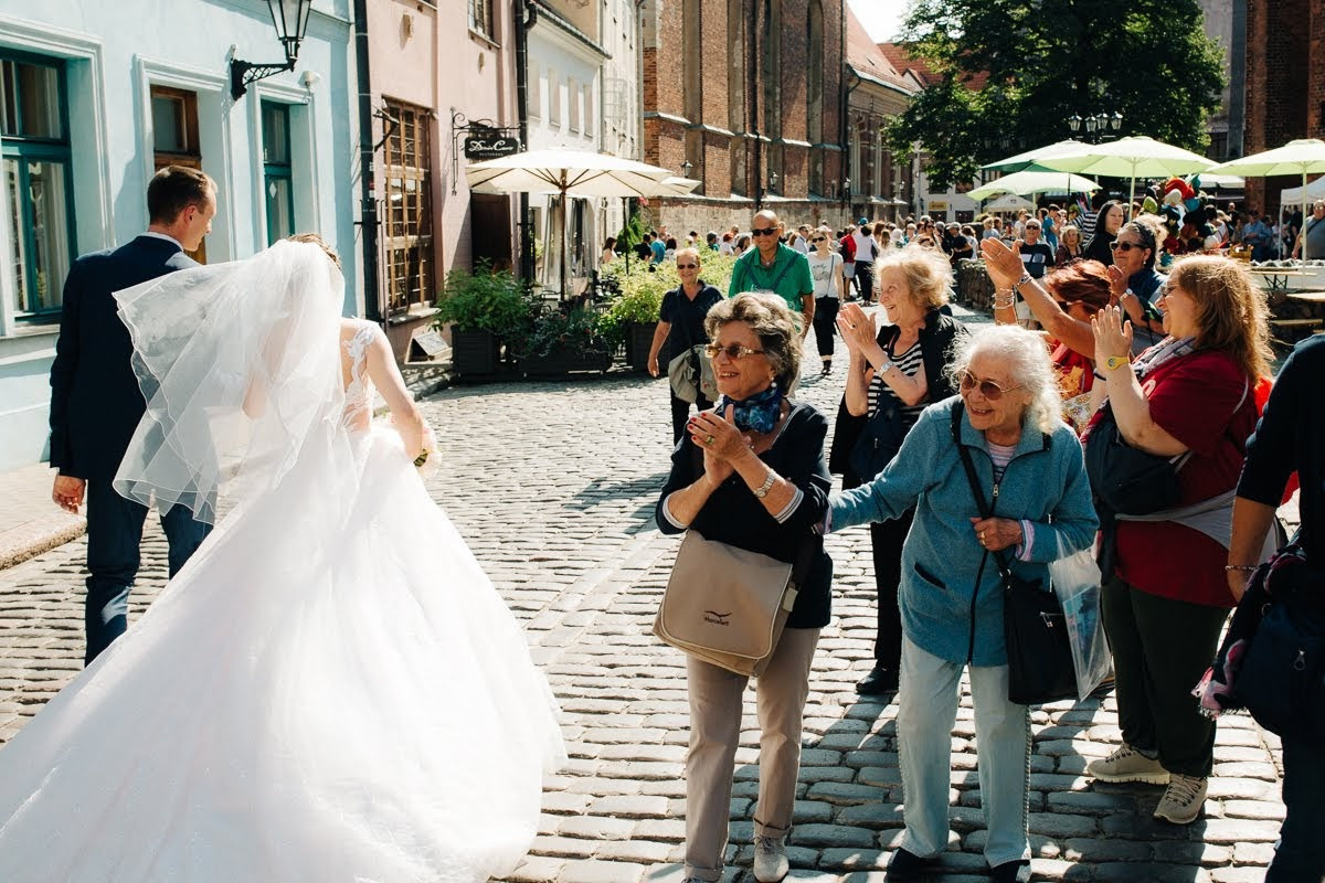 Pozitīvas kāzas Vecrīgā un Jūrmalā ar zagsu, lietu un busiņu