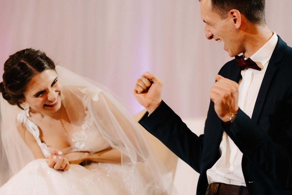 Pozitīvas kāzas Vecrīgā un Jūrmalā ar zagsu, lietu un busiņu