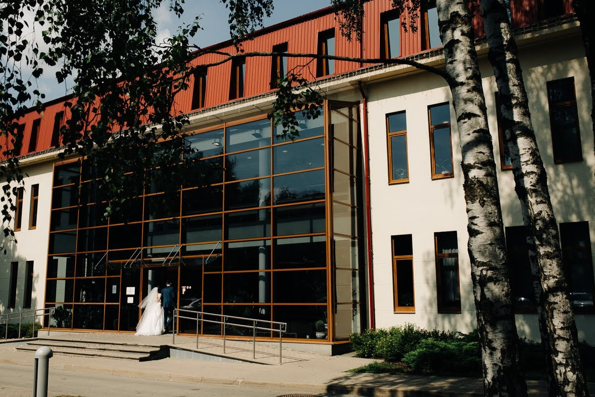 Pozitīvas kāzas Vecrīgā un Jūrmalā ar zagsu, lietu un busiņu