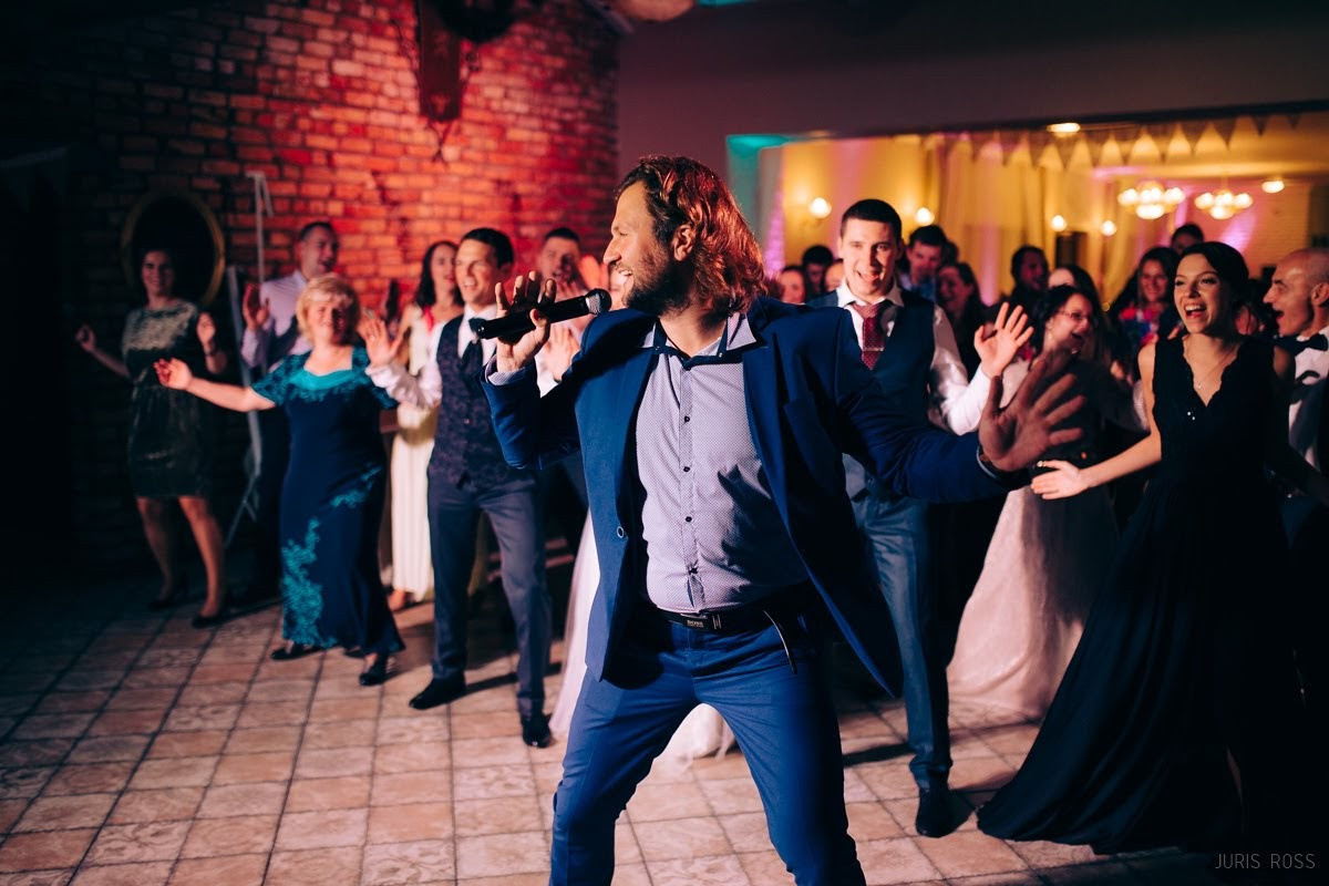 Kāzas rudenī lietainā dienā ar Vecrīgā