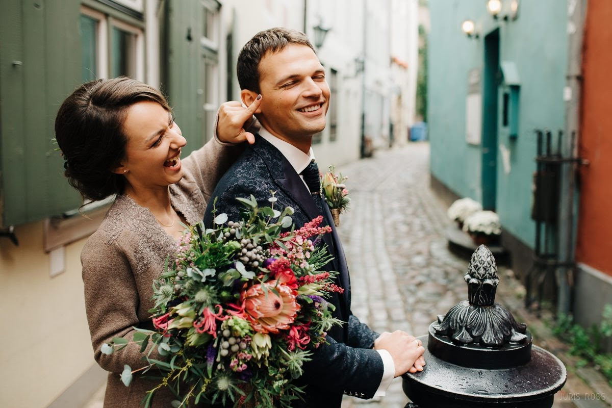 Kāzas rudenī lietainā dienā ar Vecrīgā