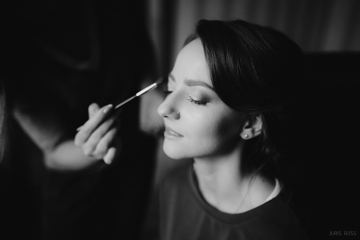 Kāzas rudenī lietainā dienā ar Vecrīgā