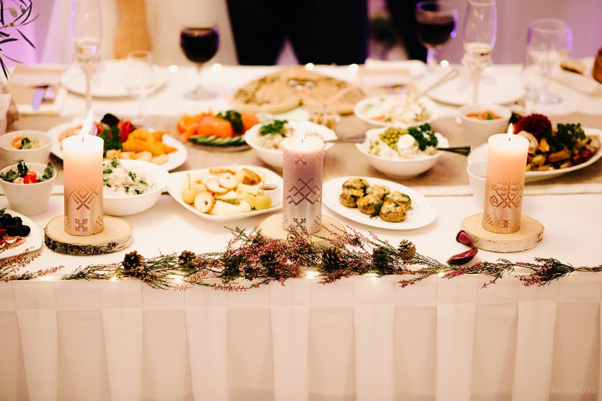 Kāzas rudenī lietainā dienā ar Vecrīgā