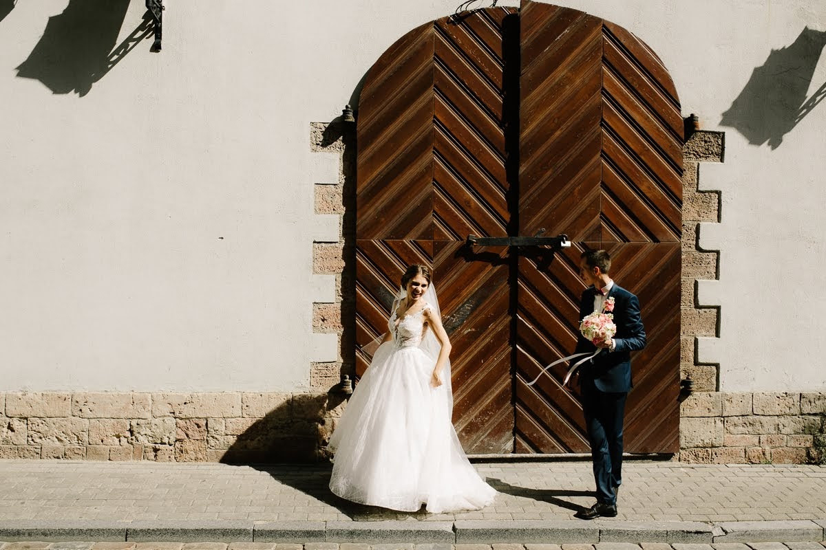 Pozitīvas kāzas Vecrīgā un Jūrmalā ar zagsu, lietu un busiņu
