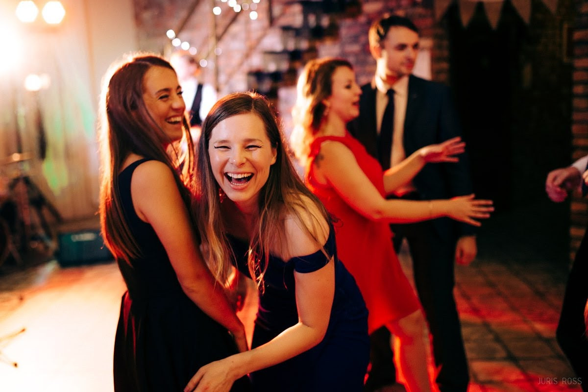 Kāzas rudenī lietainā dienā ar Vecrīgā