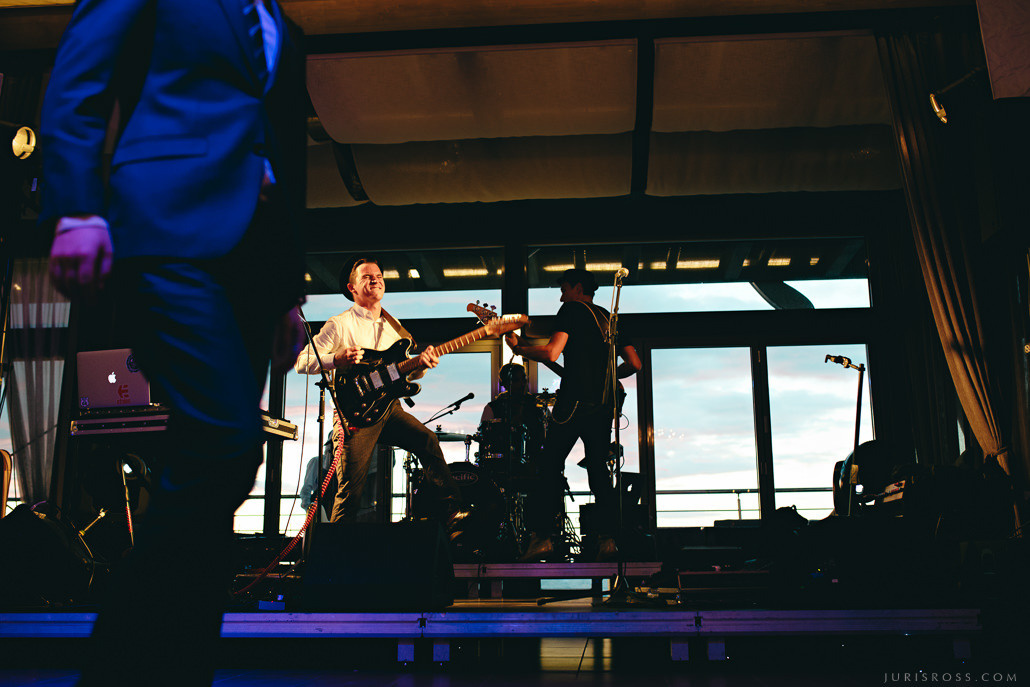 Kāzas LightHouse Jurmala ar ceremonija pludmalē un Augu māja noformēju