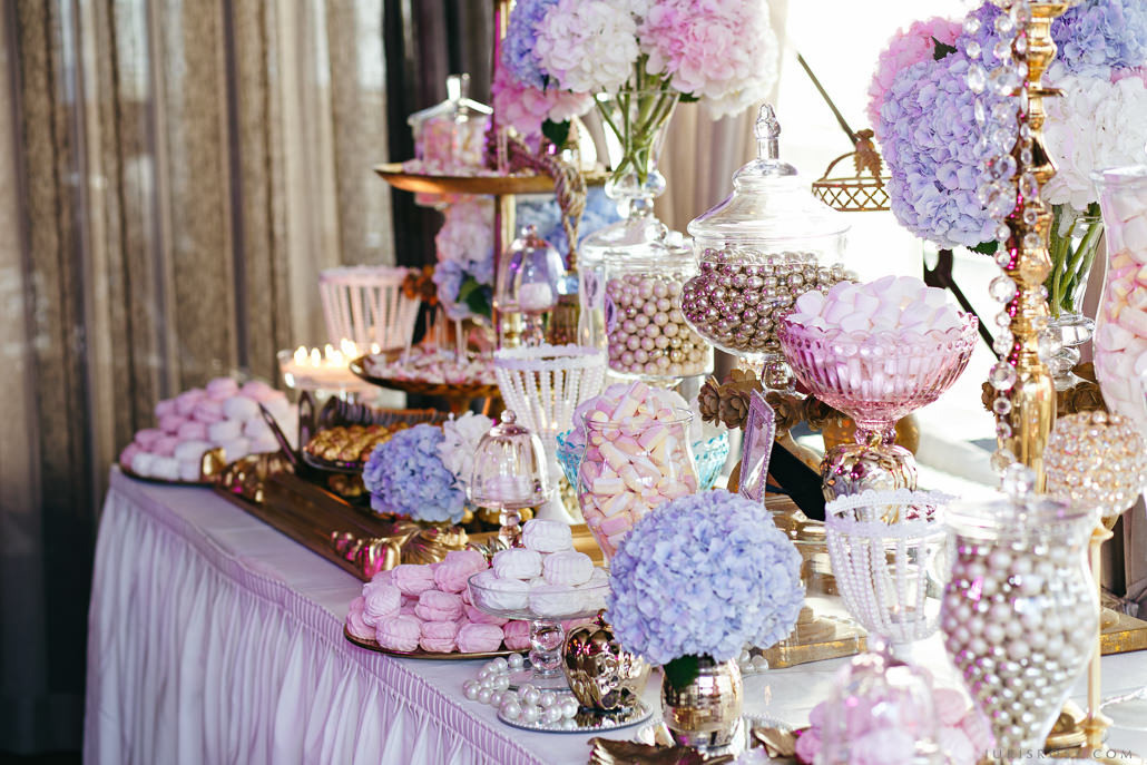 Kāzas LightHouse Jurmala ar ceremonija pludmalē un Augu māja noformēju