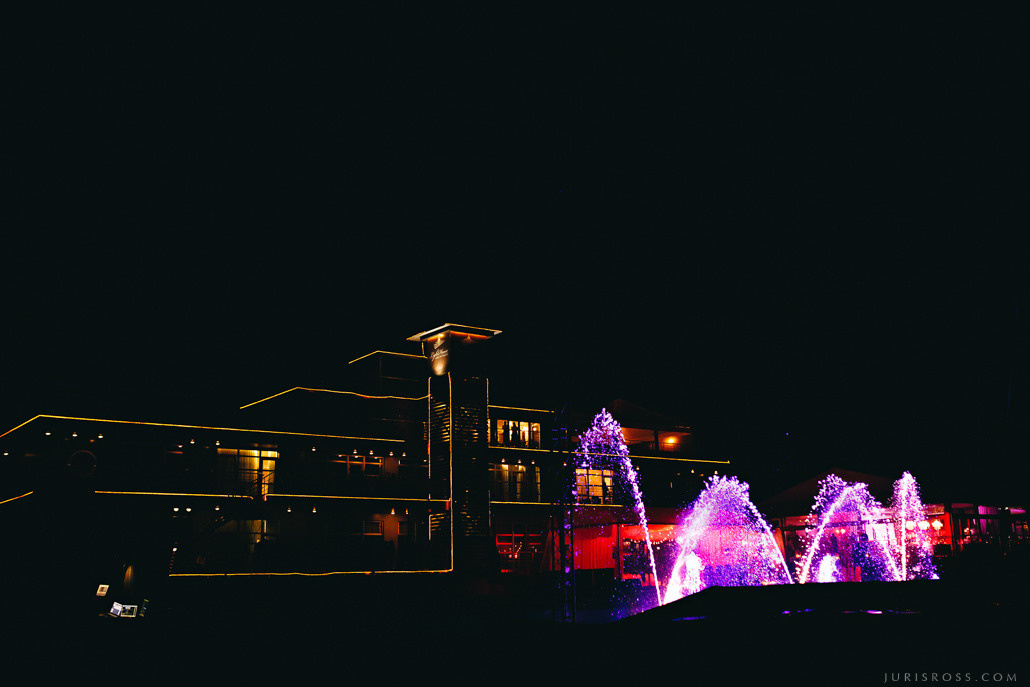 Kāzas LightHouse Jurmala ar ceremonija pludmalē un Augu māja noformēju