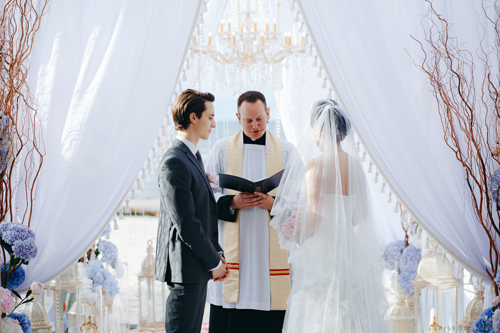 Kāzas LightHouse Jurmala ar ceremonija pludmalē un Augu māja noformēju