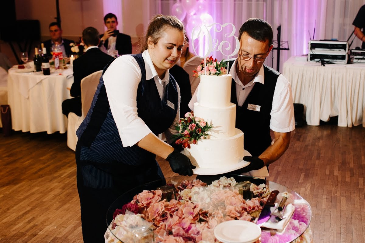 Pozitīvas kāzas Vecrīgā un Jūrmalā ar zagsu, lietu un busiņu