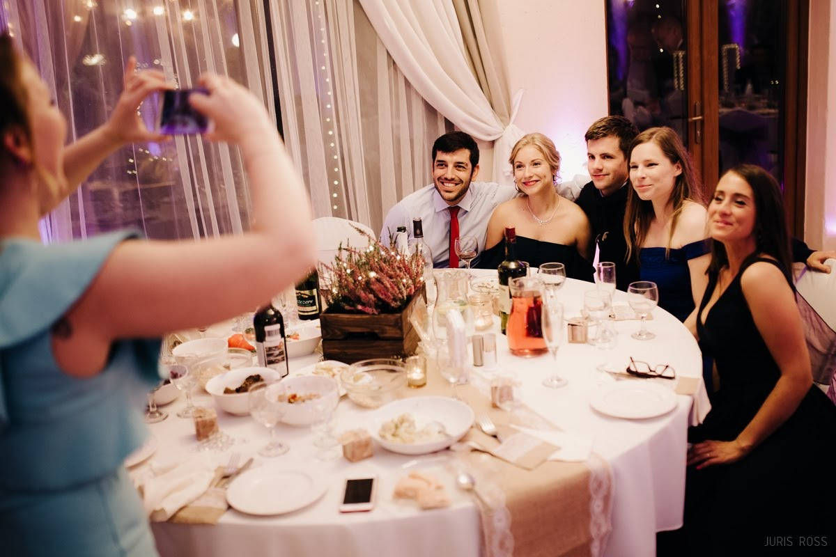 Kāzas rudenī lietainā dienā ar Vecrīgā