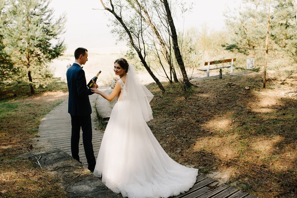 Pozitīvas kāzas Vecrīgā un Jūrmalā ar zagsu, lietu un busiņu