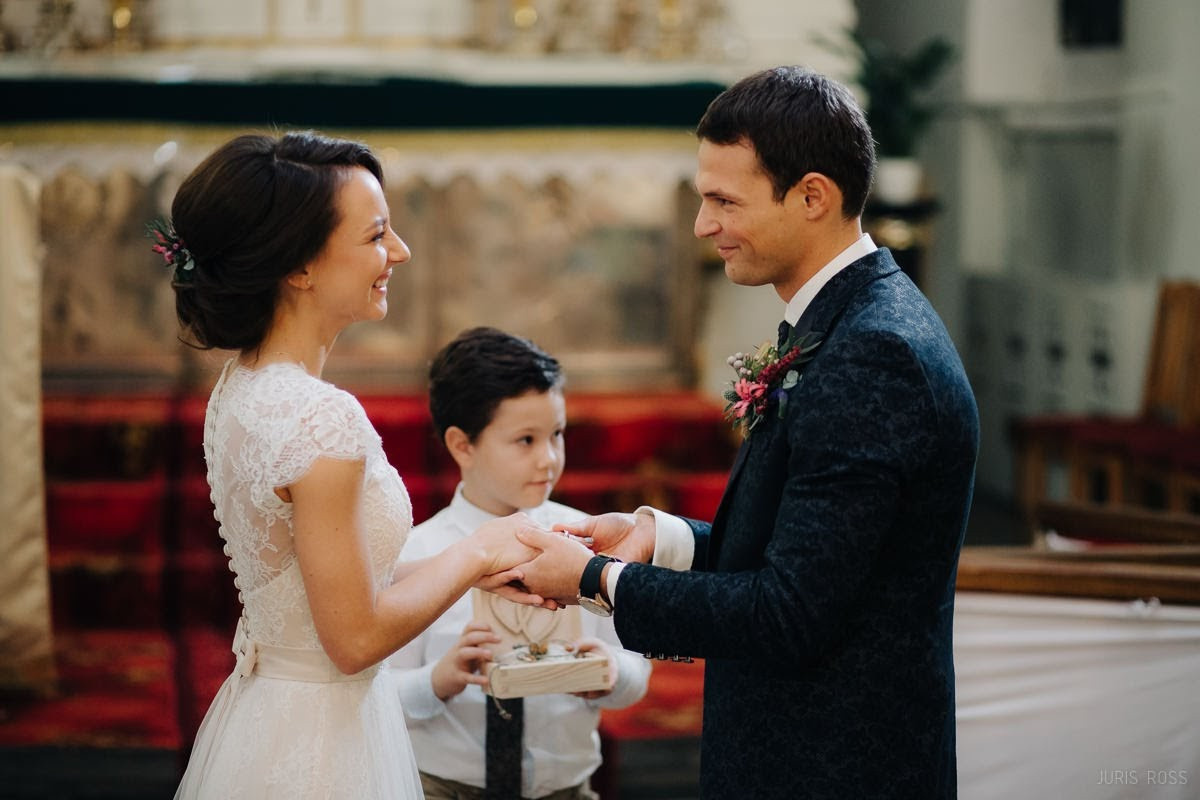 Kāzas rudenī lietainā dienā ar Vecrīgā