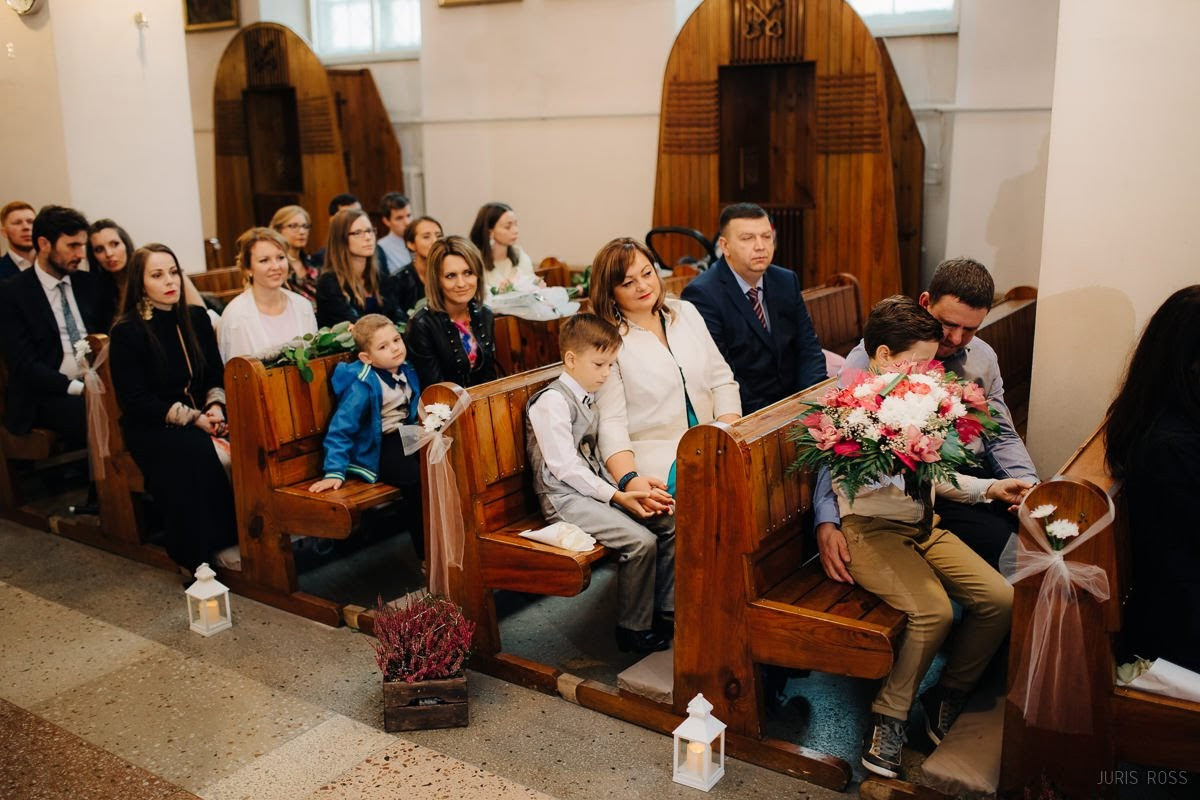 Kāzas rudenī lietainā dienā ar Vecrīgā