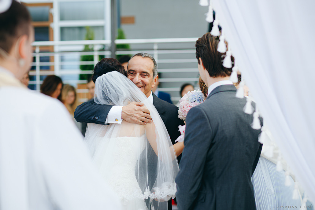 Kāzas LightHouse Jurmala ar ceremonija pludmalē un Augu māja noformēju