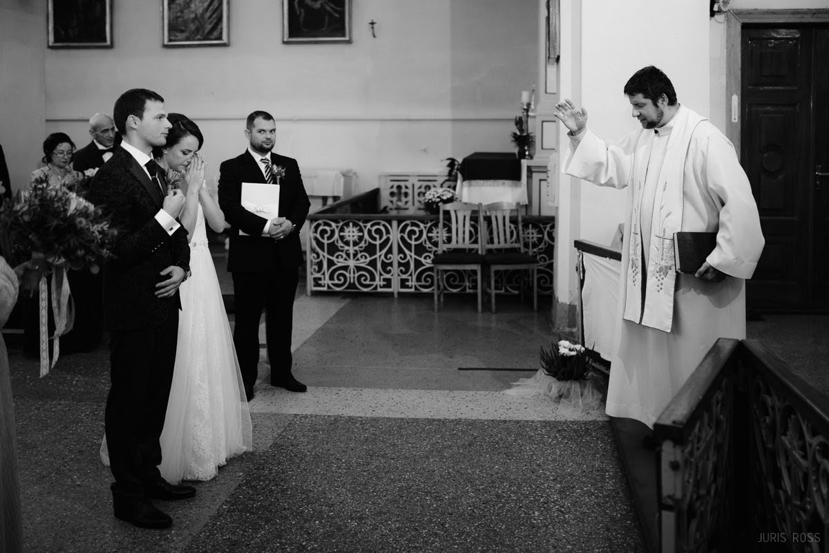 Kāzas rudenī lietainā dienā ar Vecrīgā