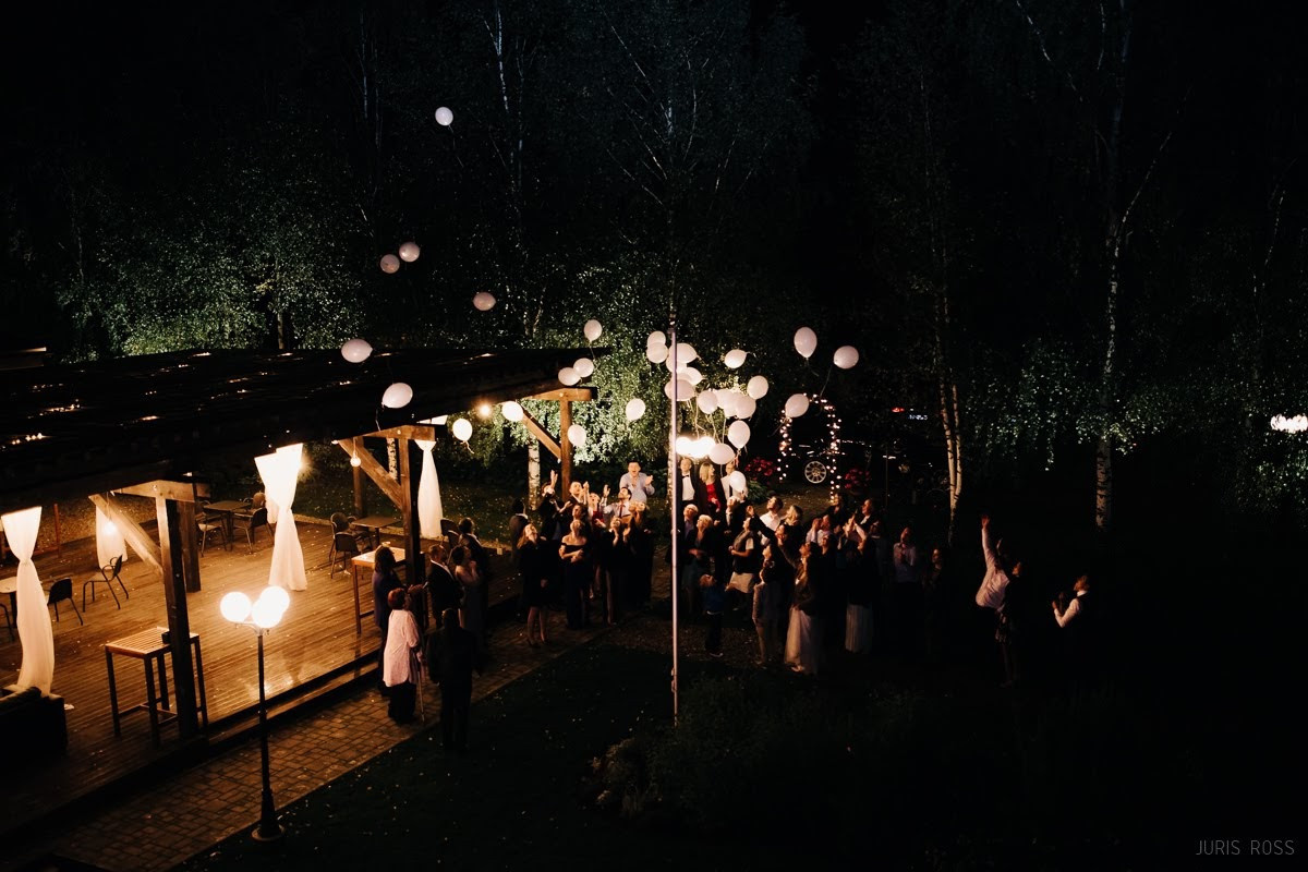 Kāzas rudenī lietainā dienā ar Vecrīgā