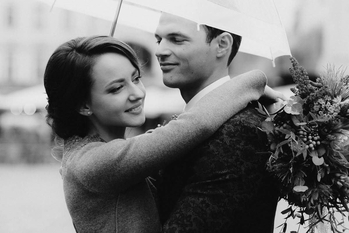 Kāzas rudenī lietainā dienā ar Vecrīgā