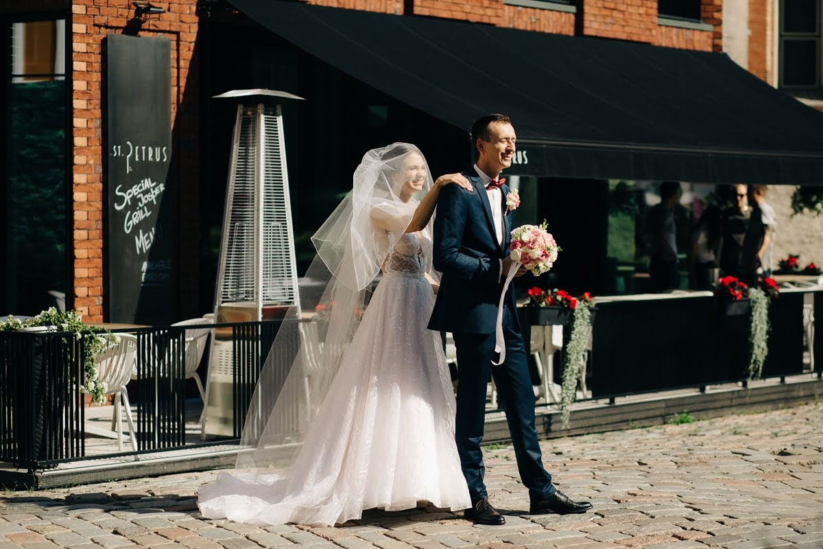 Pozitīvas kāzas Vecrīgā un Jūrmalā ar zagsu, lietu un busiņu