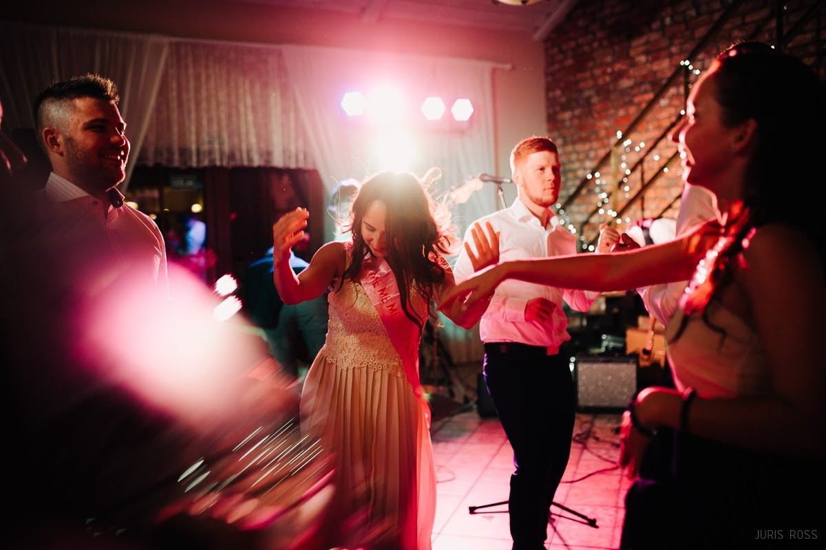 Kāzas rudenī lietainā dienā ar Vecrīgā